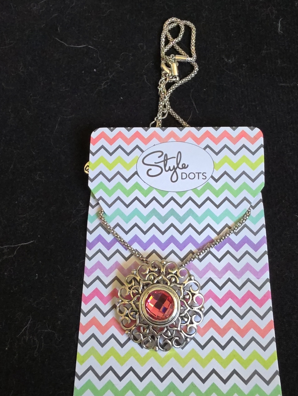 STYLE DOTS  Silver Fillagree Necklace with Pink Gem Snap Pendant